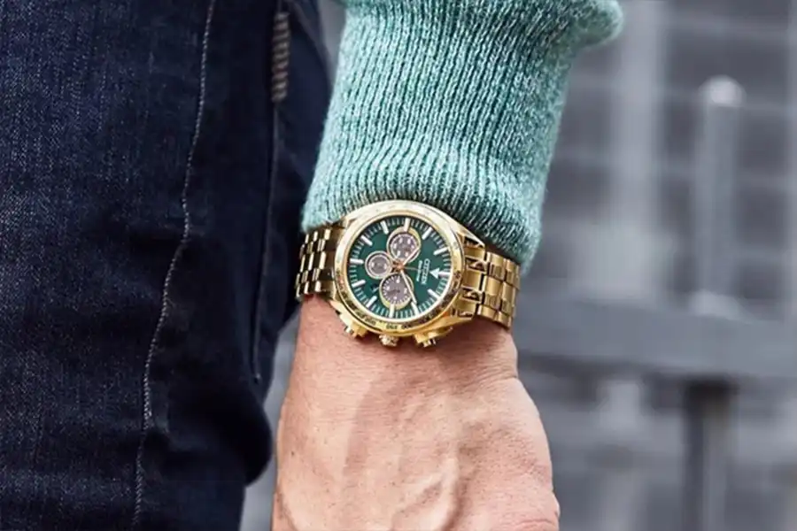 Eco-Drive Gold Tone Green، یک ساعت شیک و پیشرفته، با قاب استیل ضد زنگ طلایی و فناوری Eco-Drive است.