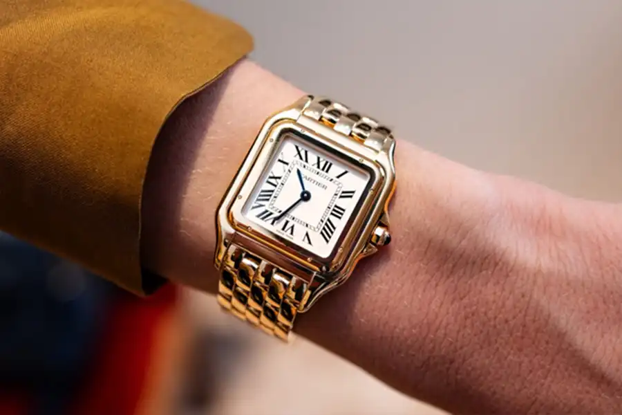 Panthère de Cartier، با طراحی مربعی‌شکل و بند طلای انعطاف‌پذیر، انتخابی ساده، شیک و زنانه است.