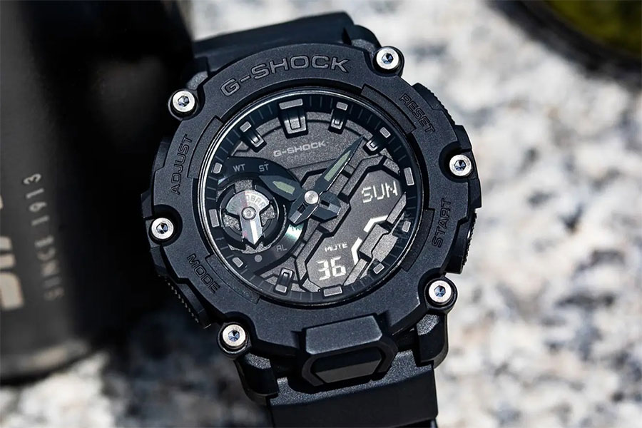 ویژگیهای منحصربهفرد Casio G-Shock GA-2200BB-1ADR، آن را به گزینهای چندکاره برای فعالیتهای بیرونی و استفاده روزمره تبدیل کرده است.