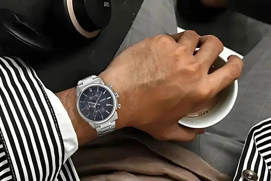 معمولاً طراحی ساعت مجلسی مردانه ساده و ظریف است و در ساخت آنها از بندهای چرمی یا فلزی استفاده شده و فرم قابشان دایرهای است.